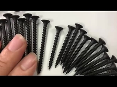 Οι βίδες ξηρών τοίχων πινάκων γύψου περνούν κλωστή στη μαύρη επικεφαλής βίδα σαλπίγγων φωσφορικού άλατος επίπεδη